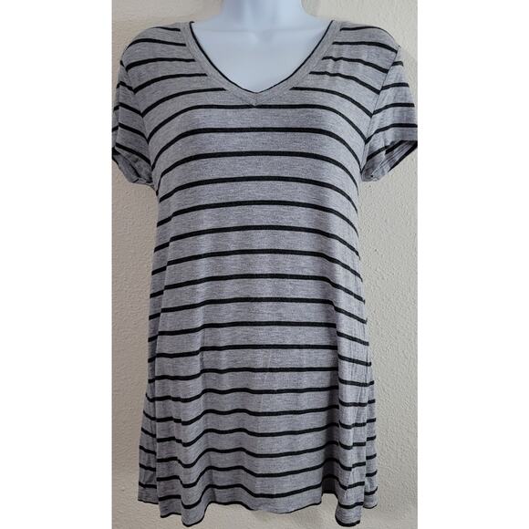 Zenana Outfitters Black Gray Heathered Striped V-Neck Shirt Medium Short Sleeves - Picture 1 of 4